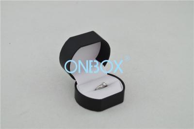 Chine Boîte à bijoux moderne de bague simple en papier de contact noir de luxe avec la doublure blanche de suède à vendre