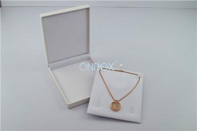 Chine Grandes boîtes à bijoux de cuir d'unité centrale de collier dans le blanc, boîtes d'emballage de cadeau à vendre