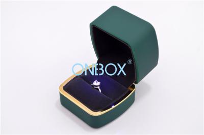 China Escuro - revestimento verde de Ring Box With Rubber Touch, caixa do destaque do diodo emissor de luz para ourivesarias à venda