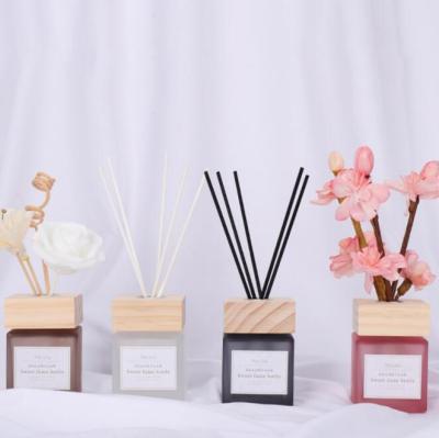 China Luxury Apperance Square Home Decoration 100ml-500ml Car Perfume Diffuser Essential Oil Glass Bottle with Rattan Dried Flowers for sale