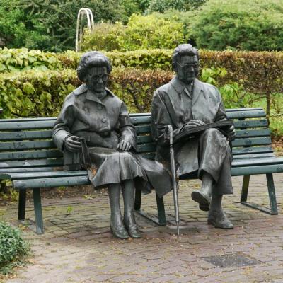 China Europe Metal Figure Sculpture Old Couple Bronze Statue for sale