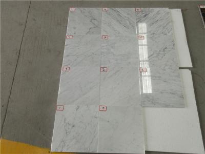 China Baldosas de mármol finas blancas de la cocina de Carrara el 1cm 10m m para solar la pared en venta