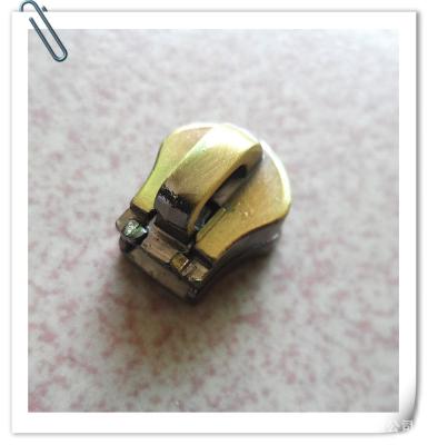 China 5# Zinc Alloy Locomotive Auto Lock Zipper Slider Reversible For Handbag for sale