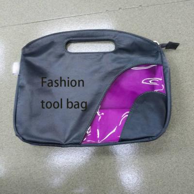 Chine Le sac A4 d'article de toilette de maquillage de PVC et de satin classent les sacs à main 200g-400g cosmétiques à vendre