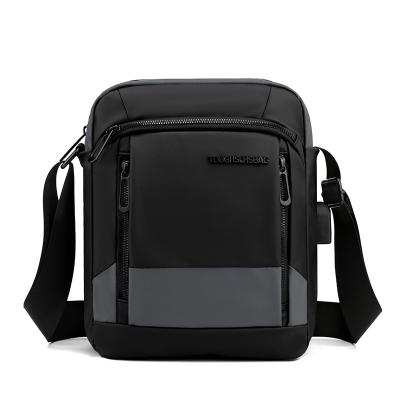 China 2023 Light Factory Cross - Body Bag Men And Shoulder Bag Custom Made Business Style Cheap Outdoor Simple Waterproof Nylon Messenger Bag For Work for sale