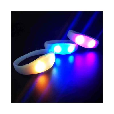 中国 LED FlashingSilicone Bracelet Sensor Sound Activated Light Up Wristband Sound Activated Silicone LED Flashing Bracelet W 販売のため