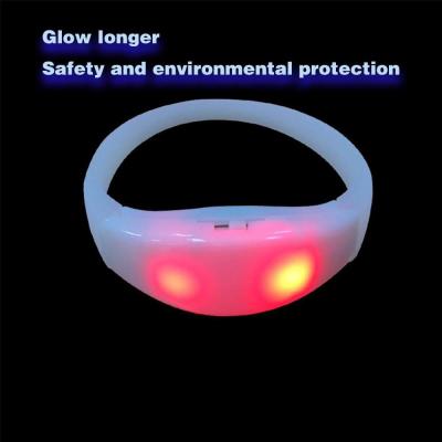 Chine Les fournitures de fête à distance LED bracelet de lumière lumineux LED bracelet clignotant avec 15 couleurs d'éclairage à vendre