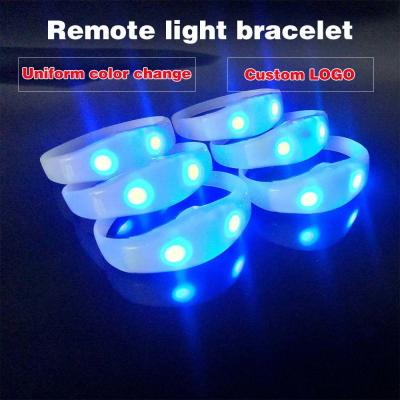 Cina 2024 DMX 512 Illuminazione Remote Controlled LED Bracelet RGB Pulseras Brasil luz gira Pulseras LED Con Control DMX in vendita