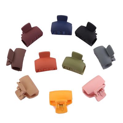 China Wholesale and retail solid color sweet cute hair clips in ten colors, matte plastic claw clips, ladies hair accessories for sale