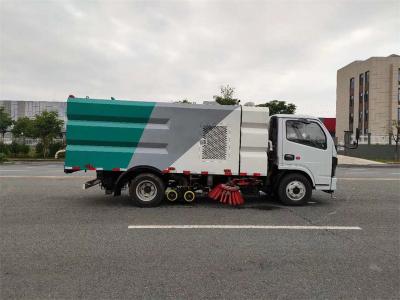 Chine Vitesse maximale 100 Km/h Eu 3 camion balayeur de rue pour le nettoyage des taches d'huile à vendre