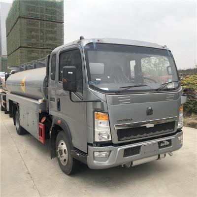 China HOWO SINOTRUCK 8000 LITERS COBON STEEL brandstoftank vrachtwagen brandstoftanker brandstoftanker Te koop