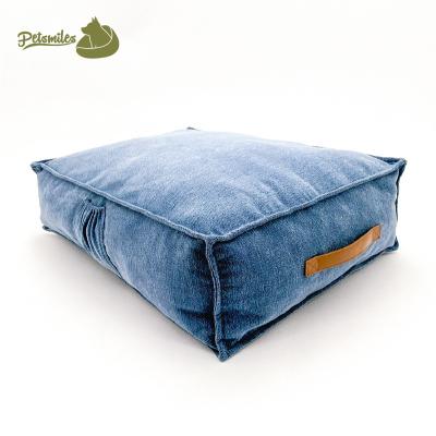 China Cool Customized Waterproof Square Pet Bed Dog Cushion Pet Cushion With Zipper And Leather Handle for sale