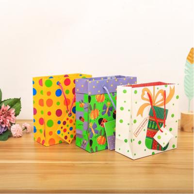 China Recycled Custom Universal White Materials Clothing Gift Packaging Shopping Paper Bag Card Printing Paper Bag for sale