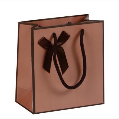 China Recyclable manufacturers wholesale embossed white bow card color draw gift bag clothing packaging bag for sale