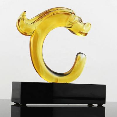 China Fengming Gifts Business Design 104*49*152mm 0.8 kilograms Amber Chinese Dragon Craft With Crystal Base for sale