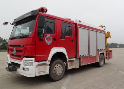 China Leichter Rettungswagen SINOTRUK, modernes Löschfahrzeug 4x2 mit 5-Tonnen-Kran zu verkaufen