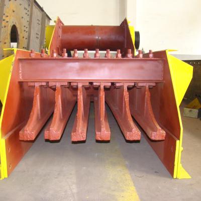 China energy & Mining Vibrating Feeder 450-600mt/h Used For Crushing Plant for sale