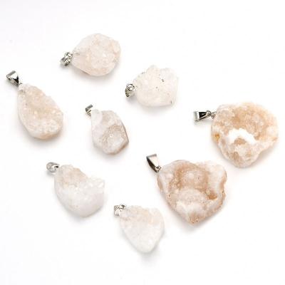 China Factory direct offer natural geode pendant CLASSIC druzy crystal irregular rock crystal rough natural quartz en crystal for sale