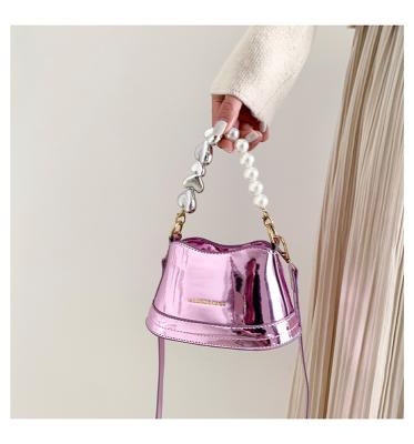 China Fashionable Designer Luxury Evening Bag With Pearl Heart Shoulder Chain Cross - Body Bag PU Lady Reflective Handbag for sale