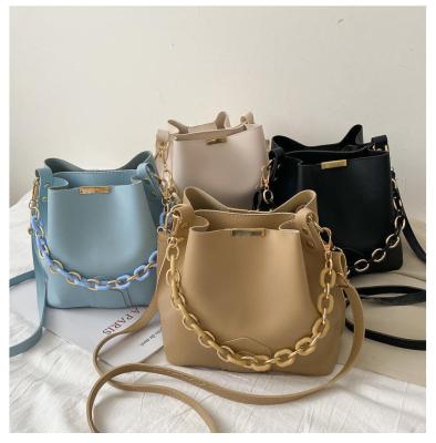 China Luxury Casual Metal Chain Handbags Ladies Fashion Design PU Leather Bucket Cross - Body Bags For Women for sale