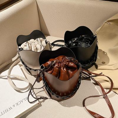 China High Quality Side Bags Girls Shoulder Women PU Leather Shoulder Bag With Drawstring Bucket Chain Shoulder Bag for sale