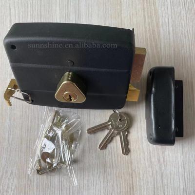 China Factory Price Italian Style Brass Latch High Security Rim Lock Iron Head Cover With Cylinder Iron Deadbolt Aluminum Rim Lock Door for sale