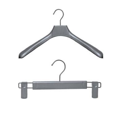 China Traditional Luxury Wholesale High Quality Custom Hanger Suit Hanger Mnufacturer Silver Spray Paint for sale