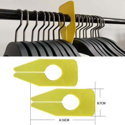 China Traditional Wholesale Accessory Plastic Hanger Dividers For Clothing Store for sale