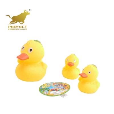 China Yellow Rubber Bath Toy Floating Small Duck With Hissing Baby Bath Toy for sale