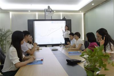 China el sistema de aprendizaje interactivo movible de Whiteboard de 85 pulgadas, listo para el uso seca al tablero del borrado en las ruedas en venta