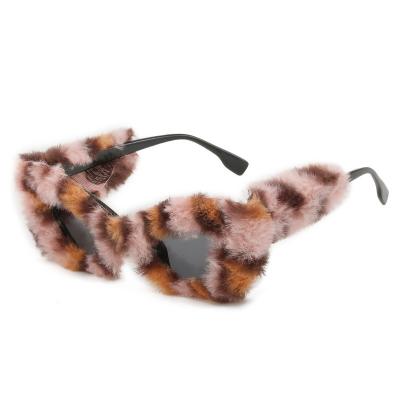 China Red Leopard Cat Eye Sunglasses Winter Party Christmas Women UV400 2022 Fashionable Soft Plush Sun Glasses Velvet Fur Wholesale for sale