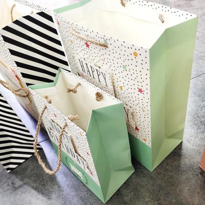 China Wholesale Hot Selling Recyclable White Card Paper Shopping Bag For Birthday Gift for sale