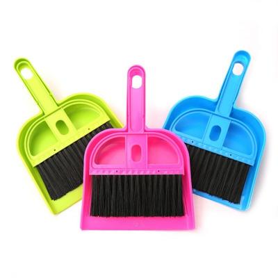 China Convinient Mini Desktop Sweep Cleaning Brush Durable Desktop Brush Two-piece Keyboard Set with Small Broom Dustpan Set for sale