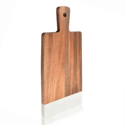 China Sustainable Kitchen Custom Acacia Wood Food Serving Cutting Board With Handle for sale