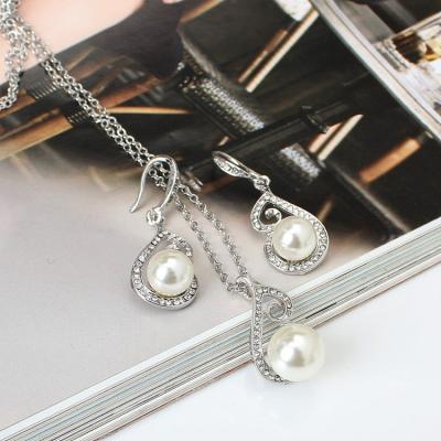 China BOHEMIA Earring Necklace Set Pearl Necklaces Matching Clavicle Chain Neck Chain Jewelry Set Set for sale