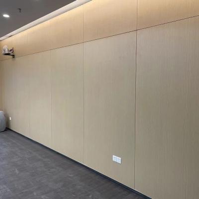 Chine 15 mm de grains de bois laminé panneaux de bois micro perforés insonorisé mur acoustique intérieur décoré à vendre