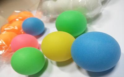 Cina Palle da ping-pong su ordinazione colorate materiali dell'ABS 40+MM poli per spettacolo in vendita