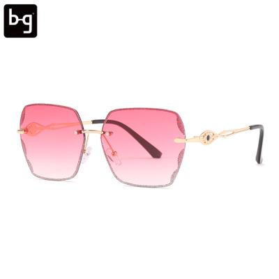 China Fashion Sunglasses Custom Wholesale Luxury Bling Women's Sunglasses Square Newcomers Retro Rimless Women's Vintage for sale