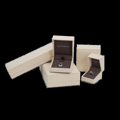 China 2022 Newest Fashion Jewelry Sets PU Leather Jewelry Box Antique Leather Jewelry Packaging Box White for sale