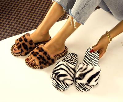 China Fashion Trend Summer Leopard Fur Slides Women Fashion Fur Slippers Lady Soft Outdoor Fuzzy Sandals for sale