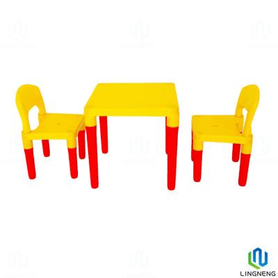 China Studeer plastic meubels tafel en stoelen voor kinderen gratis monster Te koop