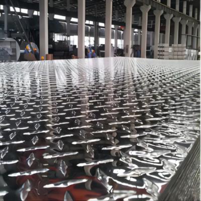 Chine ASTM 5056 a gravé la largeur en refief à carreaux en aluminium extérieure du plat 500mm pour des escaliers à vendre