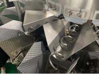 Chine Peseur frais collant de Multihead de poulet avec le plat linéaire adapté aux besoins du client par seau de grattoir à vendre