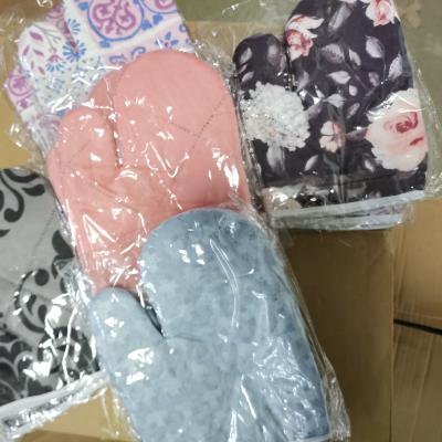 China Household Electrical Appliances Thickened Cotton Material Oven Gloves Anti-scald Gloves Set For Home Use for sale