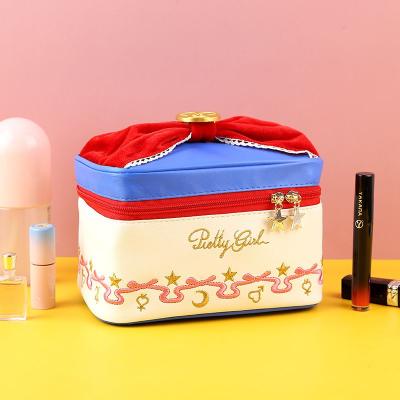 China Fashion Same Style Women Girl Portable Travel Large Capacity Heart Toiletry Cosmetic Make Up Case Private Label Makeup Bag For Lady for sale