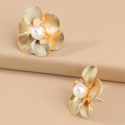 China Europe's other new hot-selling Lady punk Pearl Earrings Wholesale metal chrysanthemum flower ear stud personality trend for sale