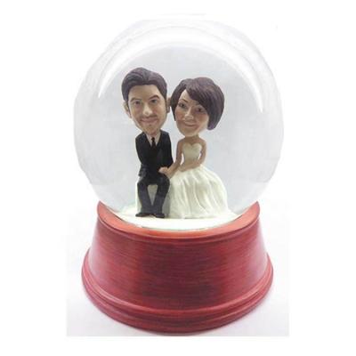 China U.S.A Personalized Snow Globe with couple figurine inside glass ball for sale