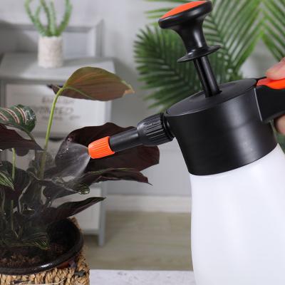 China Eco-friendly 1.5L Leaf Plastic Handheld Garden Manual Pressure Sprayer With Adjustable Nozzle for sale