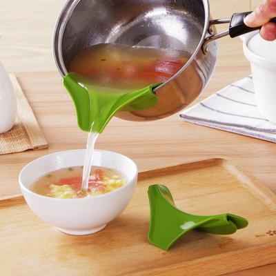 China Viable Pour Spout, Silicone Slip On Spout Non-Drip Pouring Mess Free For Pots, Panand Bowls for sale