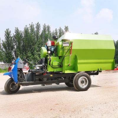 China Poultry Farm Silage Crushing Spreader Machine /Three Wheel Feed Spreader Integrated Fertilizer Mixing Spreader Truck/Farm Fertilizer for sale